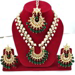 *Зелёное и золотое индийское украшение на шею с искусственными камнями