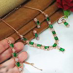 *Зелёное и золотое индийское украшение на шею со стразами