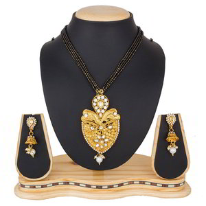 Золотое индийское свадебное украшение (мангалсутра) со стразами