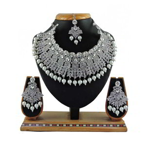 Молочное и золотое индийское украшение на шею со стразами, перламутровыми бусинками