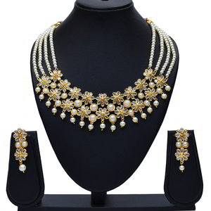 Молочное и золотое индийское украшение на шею с искусственными камнями, перламутровыми бусинками