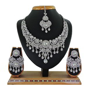 Серебристое индийское украшение на шею со стразами