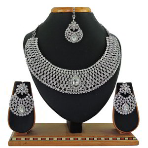 Серебристое индийское украшение на шею со стразами