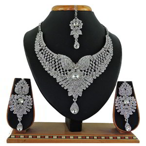 Серебристое индийское украшение на шею со стразами