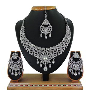 Серебристое индийское украшение на шею со стразами