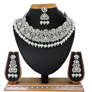 Молочное и золотое индийское украшение на шею со стразами