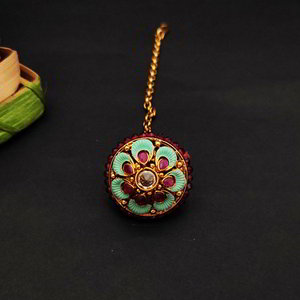 Разноцветное, цвета меди и золотое медное и латунное индийское украшение на голову (манг-тика) со стразами