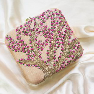 Розовая женская сумочка-клатч, украшенная вышивкой