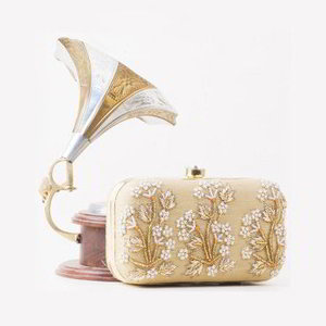 Золотая женская сумочка-клатч, украшенная вышивкой