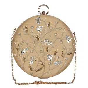 Бежевая и коричневая женская сумочка-клатч, украшенная вышивкой с бусинками