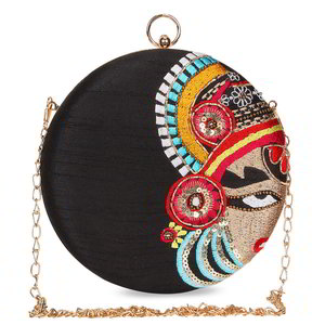 Чёрная и серая женская сумочка-клатч, украшенная вышивкой с бусинками