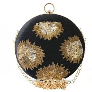 Чёрная и серая женская сумочка-клатч, украшенная вышивкой с бусинками