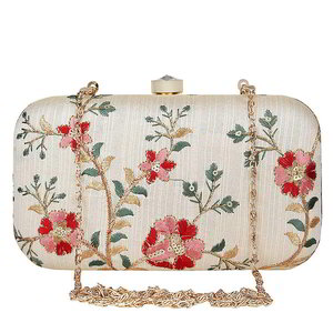 Молочная женская сумочка-клатч, украшенная вышивкой с пайетками