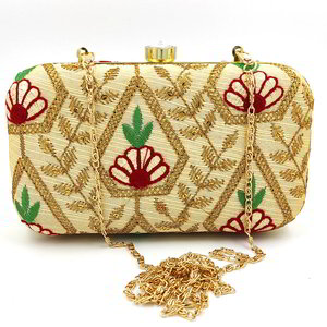 Золотая женская сумочка-клатч, украшенная вышивкой с пайетками
