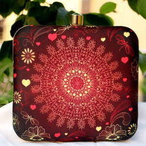 Бордовая и красная женская сумочка-клатч, украшенная вышивкой