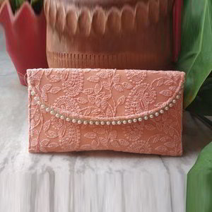 Розовая женская сумочка-клатч, украшенная скрученной шёлковой нитью, вышивкой