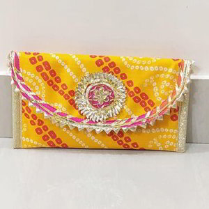 Жёлтая хлопковая женская сумочка-клатч, украшенная вышивкой с аппликацией