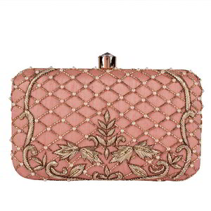 Розовая бархатная женская сумочка-клатч с бусинками