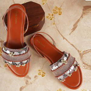 Бежевая и коричневая индийская женская обувь с бисером