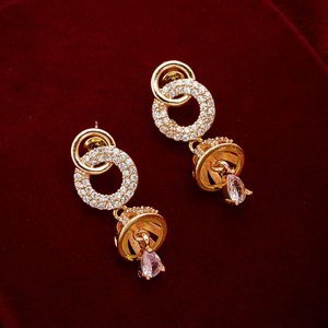 Молочные и золотые индийские серьги со стразами