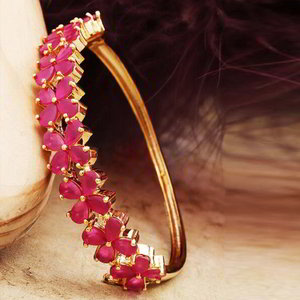 Разноцветный и золотой индийский браслет с перламутровыми бусинками