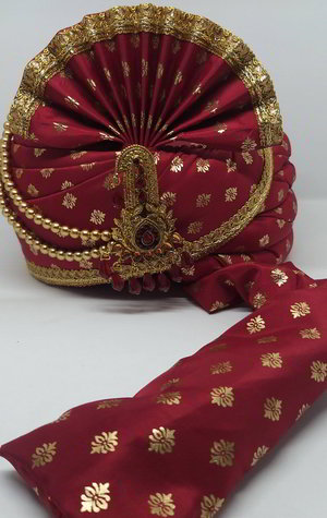Бордовый и красный шёлковый индийский тюрбан (чалма), украшенный печатным рисунком с кружевами