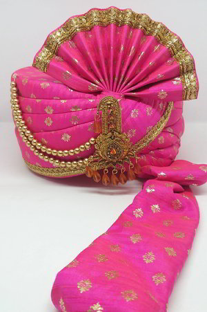 Розовый шёлковый индийский тюрбан (чалма), украшенный печатным рисунком с кружевами