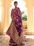 *Фиолетовое жаккардовое и шёлковое оригинальное индийское сари, украшенное вышивкой люрексом