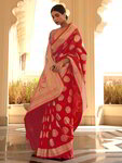 *Красное жаккардовое и шёлковое оригинальное индийское сари, украшенное вышивкой люрексом