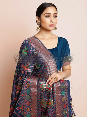 Синее шёлковое индийское сари, украшенное вышивкой люрексом