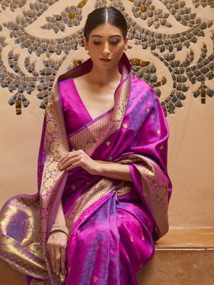 Фиолетовое шёлковое и жаккардовое индийское сари