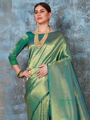 Зелёное шёлковое индийское сари, украшенное вышивкой люрексом