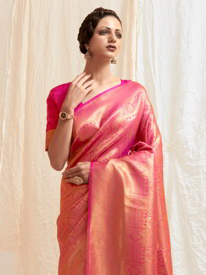 Розовое шёлковое индийское сари, украшенное вышивкой люрексом