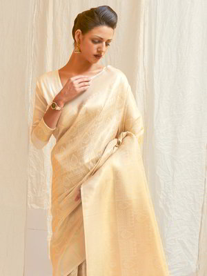 Кремовое шёлковое индийское сари, украшенное вышивкой люрексом