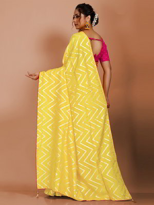 Жёлтое индийское сари из шёлка, украшенное вышивкой люрексом