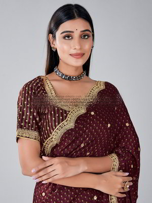 Бордовое атласное индийское сари, украшенное вышивкой люрексом с пайетками