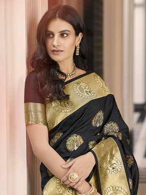 Чёрное жаккардовое и шёлковое индийское сари, украшенное вышивкой люрексом