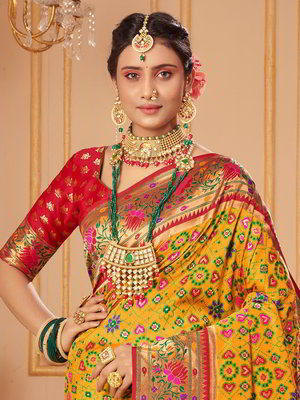 Горчичное и жёлтое шёлковое индийское сари, украшенное вышивкой люрексом