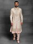 *Персиковый шёлковый индийский свадебный мужской костюм, украшенный вышивкой люрексом с пайетками