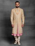 *Бежевый шёлковый индийский свадебный мужской костюм, украшенный вышивкой люрексом