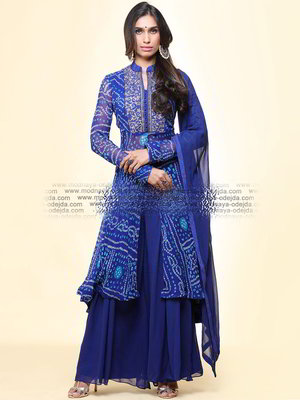 Синее платье / костюм из креп-жоржета с длинными рукавами, украшенное вышивкой люрексом, печатным рисунком