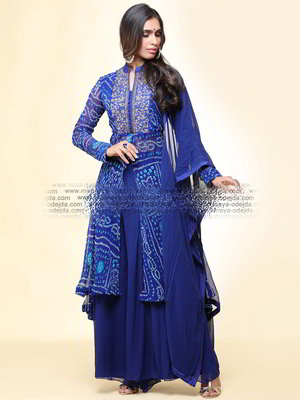 Синее платье / костюм из креп-жоржета с длинными рукавами, украшенное вышивкой люрексом, печатным рисунком