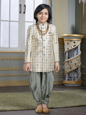 Бежевый хлопко-шёлковый национальный костюм для мальчика, украшенный вышивкой люрексом