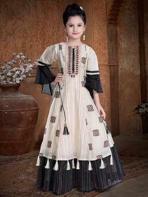 Кремовый хлопко-шёлковый индийское национальное длинное платье / анаркали / костюм для девочки с рукавами три-четверти
