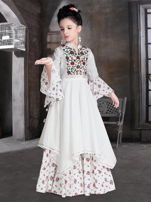 Белый хлопко-шёлковый индийское национальное длинное платье / анаркали / костюм для девочки с рукавами три-четверти, украшенный вышивкой люрексом со стразами