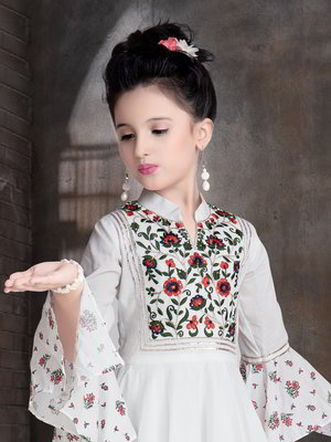 Белый хлопко-шёлковый индийское национальное длинное платье / анаркали / костюм для девочки с рукавами три-четверти, украшенный вышивкой люрексом со стразами