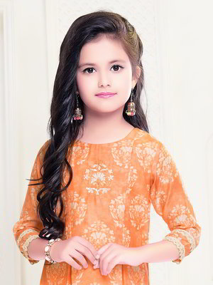Оранжевый и кремовый хлопковый индийское национальное платье / костюм для девочки с короткими рукавами, украшенный печатным рисунком с пайетками