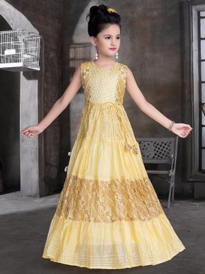 Жёлтый хлопко-шёлковый индийское национальное длинное платье / анаркали / костюм для девочки без рукавов, украшенный вышивкой с аппликацией