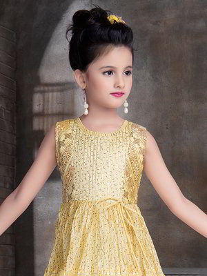 Жёлтый хлопко-шёлковый индийское национальное длинное платье / анаркали / костюм для девочки без рукавов, украшенный вышивкой с аппликацией