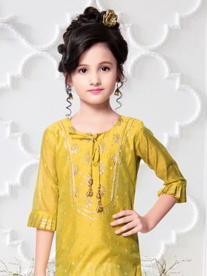 Горчичный и жёлтый шёлковый индийское национальное платье / костюм для девочки с рукавами три-четверти, украшенный вышивкой люрексом с пайетками